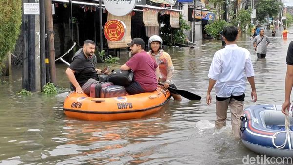 Potret Turis-turis Dievakuasi Pakai Perahu Karet gegara Banjir di Kuta