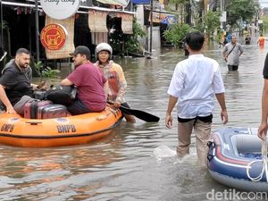 Video: Momen Evakuasi Turis Terjebak Banjir di Legian Bali Video: Momen Evakuasi Turis Terjebak Banjir di Legian Bali