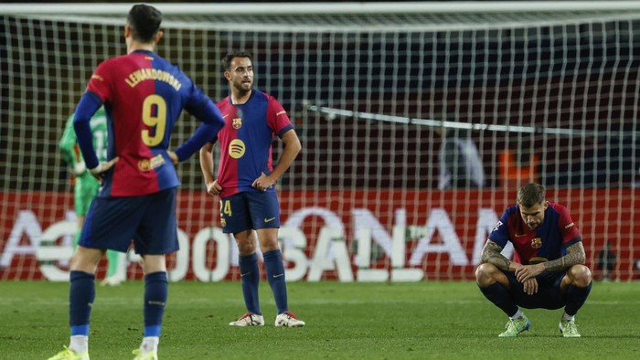 Barcelona vs Atletico Barcelona players react after losing against Atletico Madrid during the Spanish La Liga soccer match at the Lluis Companys Olympic Stadium in Barcelona, Spain, Saturday, Dec. 21, 2024. (AP Photo/Joan Monfort)