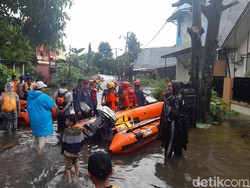 Banjir Makassar Setinggi Atap Rumah di Manggala, Warga Terjebak Dievakuasi