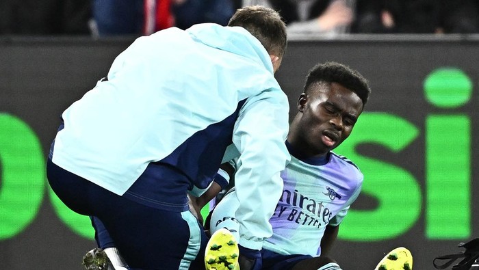 Soccer Football - Premier League - Crystal Palace v Arsenal - Selhurst Park, London, Britain - December 21, 2024 Arsenals Bukayo Saka receives medical attention after sustaining an injury REUTERS/Dylan Martinez EDITORIAL USE ONLY. NO USE WITH UNAUTHORIZED AUDIO, VIDEO, DATA, FIXTURE LISTS, CLUB/LEAGUE LOGOS OR LIVE SERVICES. ONLINE IN-MATCH USE LIMITED TO 120 IMAGES, NO VIDEO EMULATION. NO USE IN BETTING, GAMES OR SINGLE CLUB/LEAGUE/PLAYER PUBLICATIONS. PLEASE CONTACT YOUR ACCOUNT REPRESENTATIVE FOR FURTHER DETAILS..