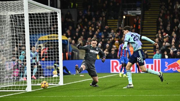 Soccer Football - Premier League - Crystal Palace v Arsenal - Selhurst Park, London, Britain - December 21, 2024 Arsenal's Kai Havertz scores their third goal past Crystal Palace's Dean Henderson REUTERS/Dylan Martinez EDITORIAL USE ONLY. NO USE WITH UNAUTHORIZED AUDIO, VIDEO, DATA, FIXTURE LISTS, CLUB/LEAGUE LOGOS OR 'LIVE' SERVICES. ONLINE IN-MATCH USE LIMITED TO 120 IMAGES, NO VIDEO EMULATION. NO USE IN BETTING, GAMES OR SINGLE CLUB/LEAGUE/PLAYER PUBLICATIONS. PLEASE CONTACT YOUR ACCOUNT REPRESENTATIVE FOR FURTHER DETAILS..