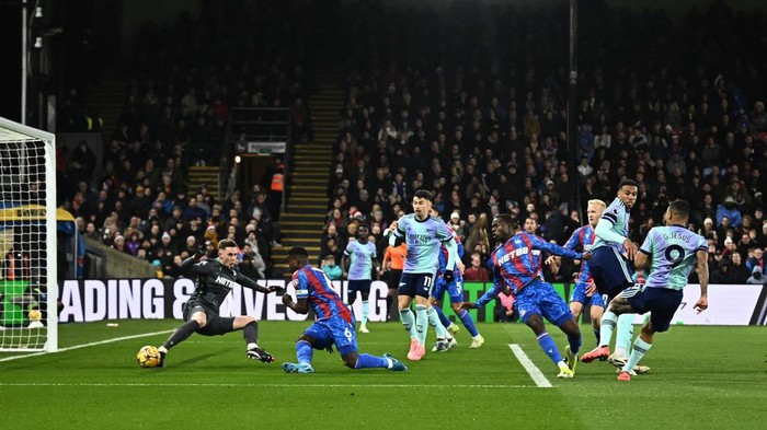 Soccer Football - Premier League - Crystal Palace v Arsenal - Selhurst Park, London, Britain - December 21, 2024 Arsenals Gabriel Jesus scores their first goal past Crystal Palaces Dean Henderson REUTERS/Dylan Martinez EDITORIAL USE ONLY. NO USE WITH UNAUTHORIZED AUDIO, VIDEO, DATA, FIXTURE LISTS, CLUB/LEAGUE LOGOS OR LIVE SERVICES. ONLINE IN-MATCH USE LIMITED TO 120 IMAGES, NO VIDEO EMULATION. NO USE IN BETTING, GAMES OR SINGLE CLUB/LEAGUE/PLAYER PUBLICATIONS. PLEASE CONTACT YOUR ACCOUNT REPRESENTATIVE FOR FURTHER DETAILS..