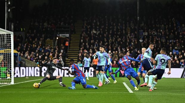 Soccer Football - Premier League - Crystal Palace v Arsenal - Selhurst Park, London, Britain - December 21, 2024 Arsenal's Gabriel Jesus scores their first goal past Crystal Palace's Dean Henderson REUTERS/Dylan Martinez EDITORIAL USE ONLY. NO USE WITH UNAUTHORIZED AUDIO, VIDEO, DATA, FIXTURE LISTS, CLUB/LEAGUE LOGOS OR 'LIVE' SERVICES. ONLINE IN-MATCH USE LIMITED TO 120 IMAGES, NO VIDEO EMULATION. NO USE IN BETTING, GAMES OR SINGLE CLUB/LEAGUE/PLAYER PUBLICATIONS. PLEASE CONTACT YOUR ACCOUNT REPRESENTATIVE FOR FURTHER DETAILS..