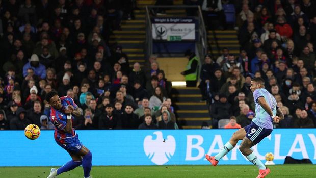  Gabriel Jesus of Arsenal scores his team's second goal during the Premier League match between Crystal Palace FC and Arsenal FC at Selhurst Park on December 21, 2024 in London, England. (Photo by Alex Pantling/Getty Images)