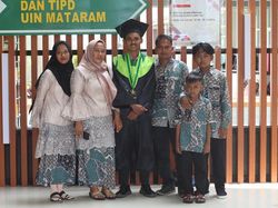 Didukung PNM Mekaar, Ibu di Mataram Berhasil Sekolahkan Anaknya Hingga S2