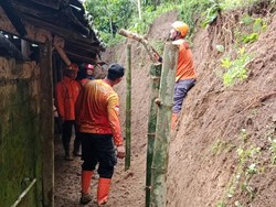 Dapur Rumah Warga Blitar Rusak Tertimpa Longsor Tebing Setinggi 8 Meter