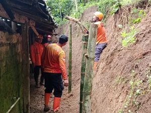 Dapur Rumah Warga Blitar Rusak Tertimpa Longsor Tebing Setinggi 8 Meter Dapur Rumah Warga Blitar Rusak Tertimpa Longsor Tebing Setinggi 8 Meter