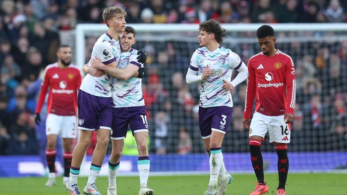 MANCHESTER, ENGLAND - DECEMBER 22: Dean Huijsen of AFC Bournemouth celebrates scoring his teams first goal with teammate Ryan Christie during the Premier League match between Manchester United FC and AFC Bournemouth at Old Trafford on December 22, 2024 in Manchester, England. (Photo by Nathan Stirk/Getty Images)