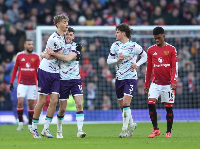 MANCHESTER, ENGLAND - DECEMBER 22: Dean Huijsen of AFC Bournemouth celebrates scoring his teams first goal with teammate Ryan Christie during the Premier League match between Manchester United FC and AFC Bournemouth at Old Trafford on December 22, 2024 in Manchester, England. (Photo by Nathan Stirk/Getty Images)