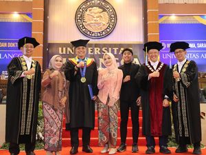 Wisuda S3 Bareng AHY, Walkot Eri Janji Terapkan Ilmunya Majukan Surabaya