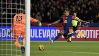 3. Raphinha - Barcelona: 56 shot, 26 ke target. Foto: AFP/JOSEP LAGO