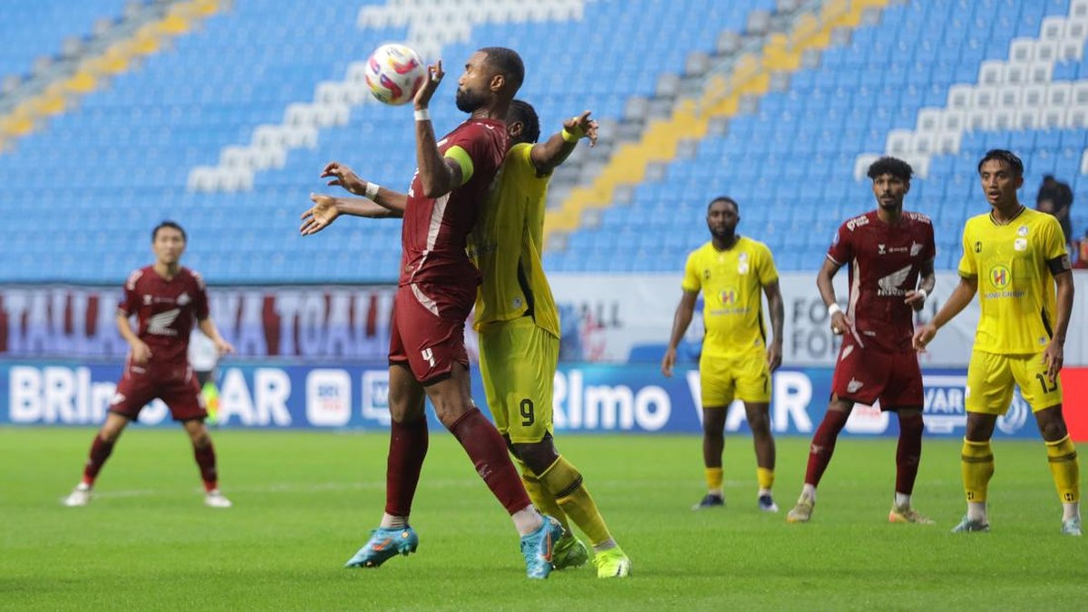 Foto: Kapten PSM Makassar Yuran Fernandes dikawal ketat pemain Barito Putera dalam laga lanjutan Liga 1 2024/2025 di Stadion Batakan. (Dok. PSM Makassar)