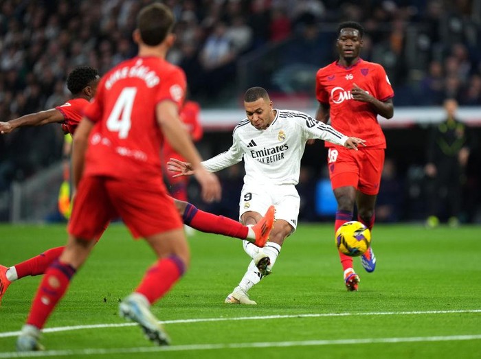MADRID, SPAIN - DECEMBER 22: Kylian Mbappe of Real Madrid scores his team's first goal during the LaLiga match between Real Madrid CF and Sevilla FC at Estadio Santiago Bernabeu on December 22, 2024 in Madrid, Spain. (Photo by Angel Martinez/Getty Images)