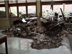 Tebing Longsor, Ruang Kelas SMPN 1 Dawan Rusak