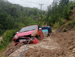 Longsor Timpa 2 Mobil di Balla Mamasa, Arus Lalu Lintas Terputus