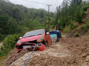 Longsor Timpa 2 Mobil di Balla Mamasa, Arus Lalu Lintas Terputus Longsor Timpa 2 Mobil di Balla Mamasa, Arus Lalu Lintas Terputus