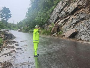 Jalan Poros Maros-Bone Masih Rawan Longsor Imbas Hujan Deras Jalan Poros Maros-Bone Masih Rawan Longsor Imbas Hujan Deras