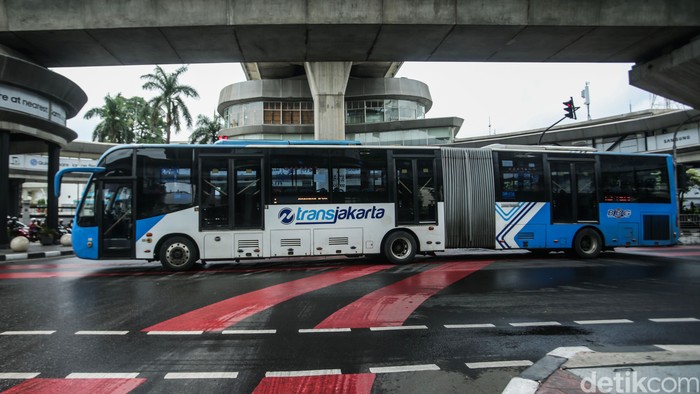 Melihat Pelayanan Bus TransJakarta di Tengah Wacana Kenaikan Tarif Tarif bus TransJakarta tidak pernah naik sejak tahun 2007 silam. Kini 2024, tentang peningkatan tarif TransJakarta mencuat.