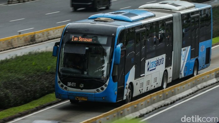 Melihat Pelayanan Bus TransJakarta di Tengah Wacana Kenaikan Tarif Tarif bus TransJakarta tidak pernah naik sejak tahun 2007 silam. Kini 2024, perihal peningkatan tarif TransJakarta mencuat.