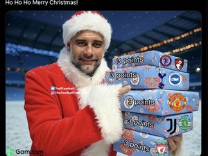 Meme Pep Guardiola Jadi Sinterklas, Bagi-bagi Kado 3 Poin