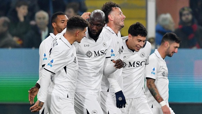 Soccer Football - Serie A - Genoa v Napoli - Stadio Comunale Luigi Ferraris, Genoa, Italy - December 21, 2024 Napolis Amir Rrahmani celebrates scoring their second goal with Romelu Lukaku REUTERS/Jennifer Lorenzini
