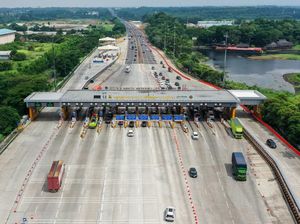 Penampakan dari Udara Arus Lalu Lintas Tol Cikampek di H-3 Natal