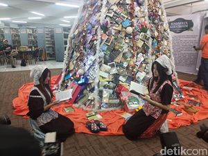 Unik! Perpustakaan PCU Hadirkan Pohon Natal dari Buku hingga Majalah Unik! Perpustakaan PCU Hadirkan Pohon Natal dari Buku hingga Majalah