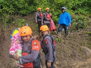 Polisi Buka Posko Darurat hingga Evakuasi Warga Terdampak Banjir di Sulsel Polisi Buka Posko Darurat hingga Evakuasi Warga Terdampak Banjir di Sulsel