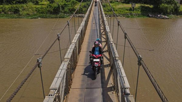 Potret Jembatan Gantung untuk Pangkas Waktu di Konawe