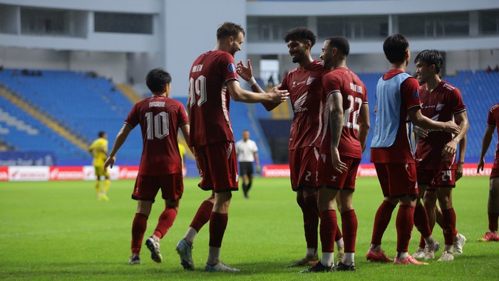 PSM Makassar merayakan kemenangan 3-2 atas Barito Putera dalam laga Liga 1 2024/2025 di Stadion Batakan.