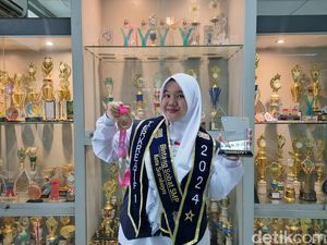 Dongeng Pakai Ukulele Antarkan Siswi SMP Surabaya Raih Juara Nasional Dongeng Pakai Ukulele Antarkan Siswi SMP Surabaya Raih Juara Nasional