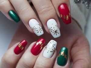 25+ Ide Nail Art Simple Aesthetic untuk Perayaan Natal dan Tahun Baru