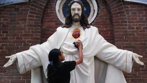 Sambut Natal 2024, Umat Kristiani Kerja Bakti Bersihkan Gereja