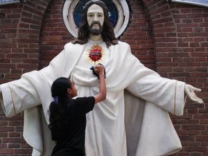 Sambut Natal 2024, Umat Kristiani Kerja Bakti Bersihkan Gereja Sambut Natal 2024, Umat Kristiani Kerja Bakti Bersihkan Gereja
