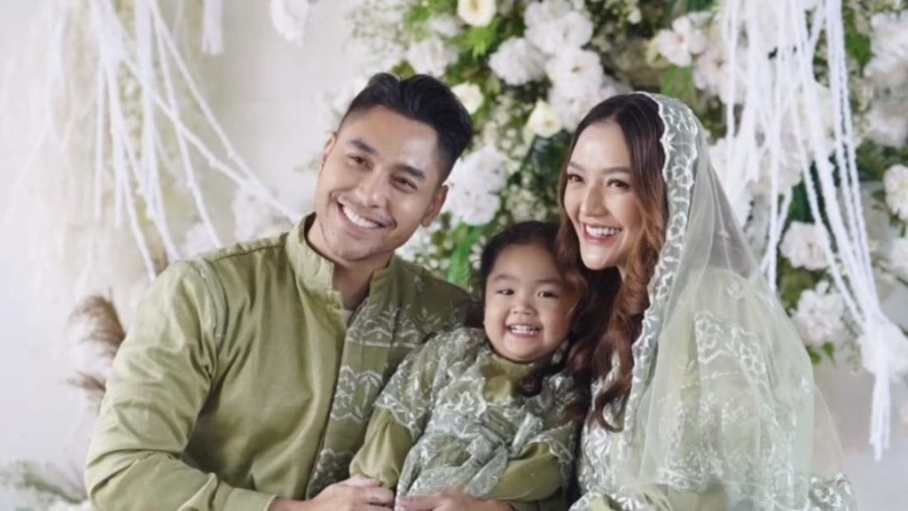 7 Foto Pengajian 4 Bulanan Kehamilan ke-2 Siti Badriah, Baby Bump Curi Atensi 7 Foto Pengajian 4 Bulanan Kehamilan ke-2 Siti Badriah, Baby Bump Curi Atensi