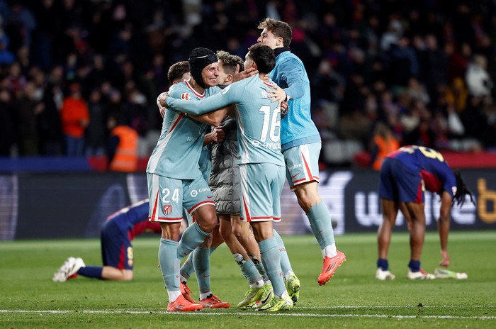 Soccer Football - LaLiga - FC Barcelona v Atletico Madrid - Estadi Olimpic Lluis Companys, Barcelona, Spain - December 21, 2024 Atletico Madrids Alexander Sorloth celebrates scoring their second goal with teammates REUTERS/Juan Medina     TPX IMAGES OF THE DAY