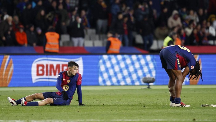 Soccer Football - LaLiga - FC Barcelona v Atletico Madrid - Estadi Olimpic Lluis Companys, Barcelona, Spain - December 21, 2024 FC Barcelonas Pedri and Jules Kounde look dejected after Atletico Madrids Alexander Sorloth scored their second goal REUTERS/Juan Medina