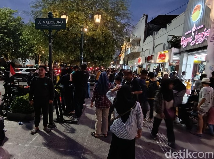 Suasana Malioboro Jogja dikala ekspresi dominan libur Natal-Tahun Baru, Minggu (22/12/2024).