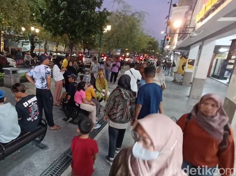 Suasana Malioboro Jogja dikala ekspresi dominan libur Natal-Tahun Baru, Minggu (22/12/2024).