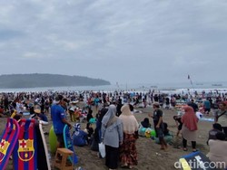 Jelang Nataru, Pantai Pangandaran Sudah Dibanjiri Pengunjung