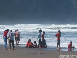 Sultan HB X: Turis Tak Boleh Mandi di Pantai Parangtritis Sultan HB X: Turis Tak Boleh Mandi di Pantai Parangtritis