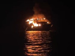 Belasan Orang Dievakuasi Saat Kapal Terbakar Hebat di Pulau Monyet