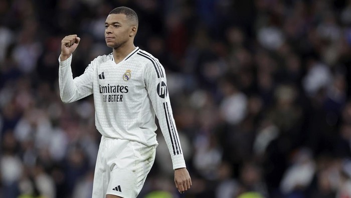 MADRID, SPAIN - DECEMBER 22: Kylian Mbappe of Real Madrid after the match  during the LaLiga EA Sports  match between Real Madrid v Sevilla at the Estadio Santiago Bernabeu on December 22, 2024 in Madrid Spain (Photo by Maria Gracia Jimenez/Soccrates/Getty Images)