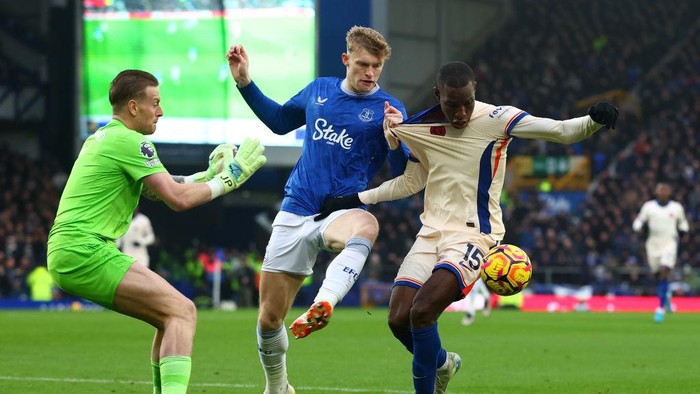 LIVERPOOL, ENGLAND - DECEMBER 22: Jarrad Branthwaite and Jordan Pickford (L) of Everton in action with Nicolas Jackson of Chelsea during the Premier League match between Everton FC and Chelsea FC at Goodison Park on December 22, 2024 in Liverpool, England. (Photo by Chris Brunskill/Fantasista/Getty Images)