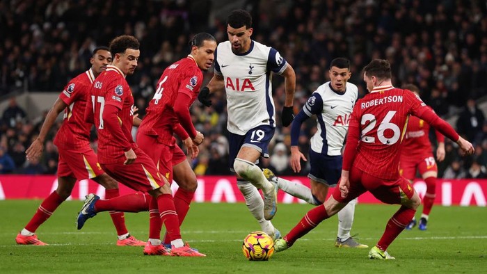 2191107647 LONDON, ENGLAND - DECEMBER 22: Dominic Solanke of Tottenham Hotspur surrounded by Curtis Jones, Virgil van Dijk
and Andrew Robertson of Liverpool during the Premier League match between Tottenham Hotspur FC and Liverpool FC at Tottenham Hotspur Stadium on December 22, 2024 in London, England. (Photo by Marc Atkins/Getty Images)