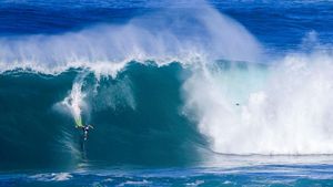 Aksi Peselancar Taklukan Ombak di Teluk Hawaii