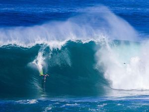 Aksi Peselancar Taklukan Ombak di Teluk Hawaii