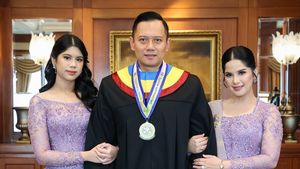 7 Gaya Kompak Annisa Pohan & Almira Berkebaya Lilac di Wisuda S3 AHY, Memukau