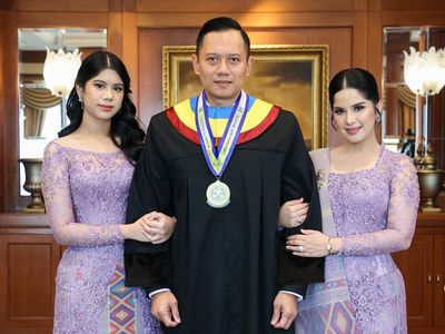 7 Gaya Kompak Annisa Pohan & Almira Berkebaya Lilac di Wisuda S3 AHY, Memukau